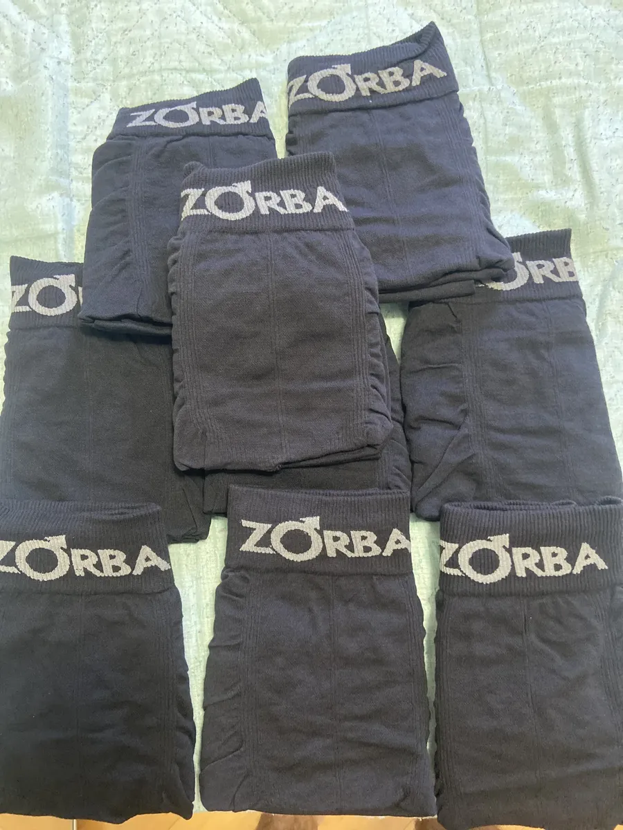 Foto de cliente com várias cuecas Zorba pretas dobradas
