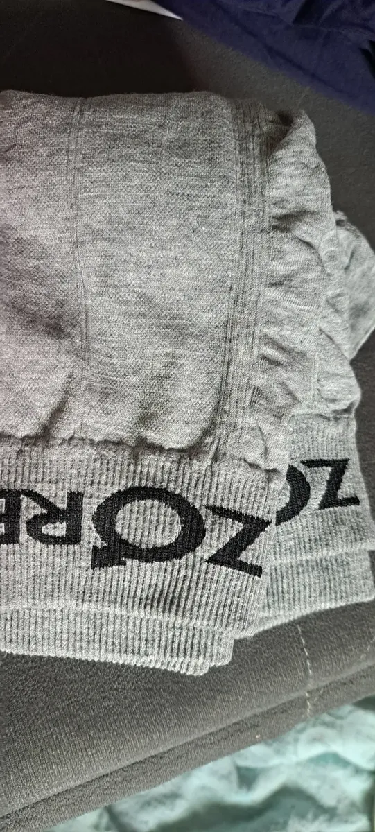 Foto de cliente mostrando cueca Zorba cinza dobrada
