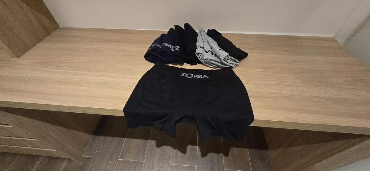 Foto de cliente com peça preta em destaque e kit ao fundo