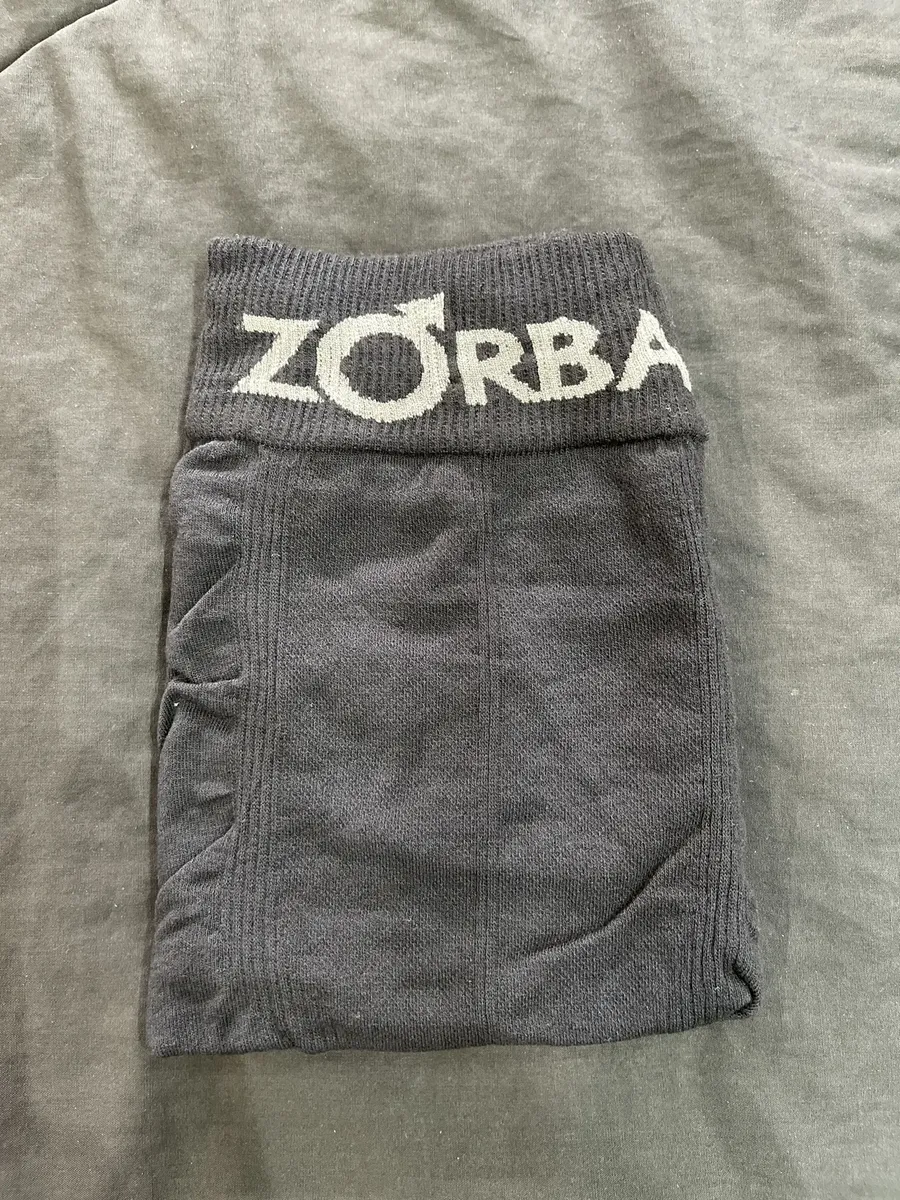Foto de cliente mostrando cueca Zorba preta dobrada