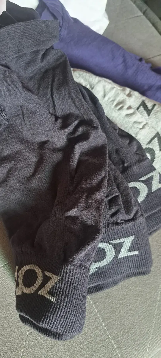 Foto de cliente mostrando várias cuecas Zorba nas cores preta, azul e cinza
